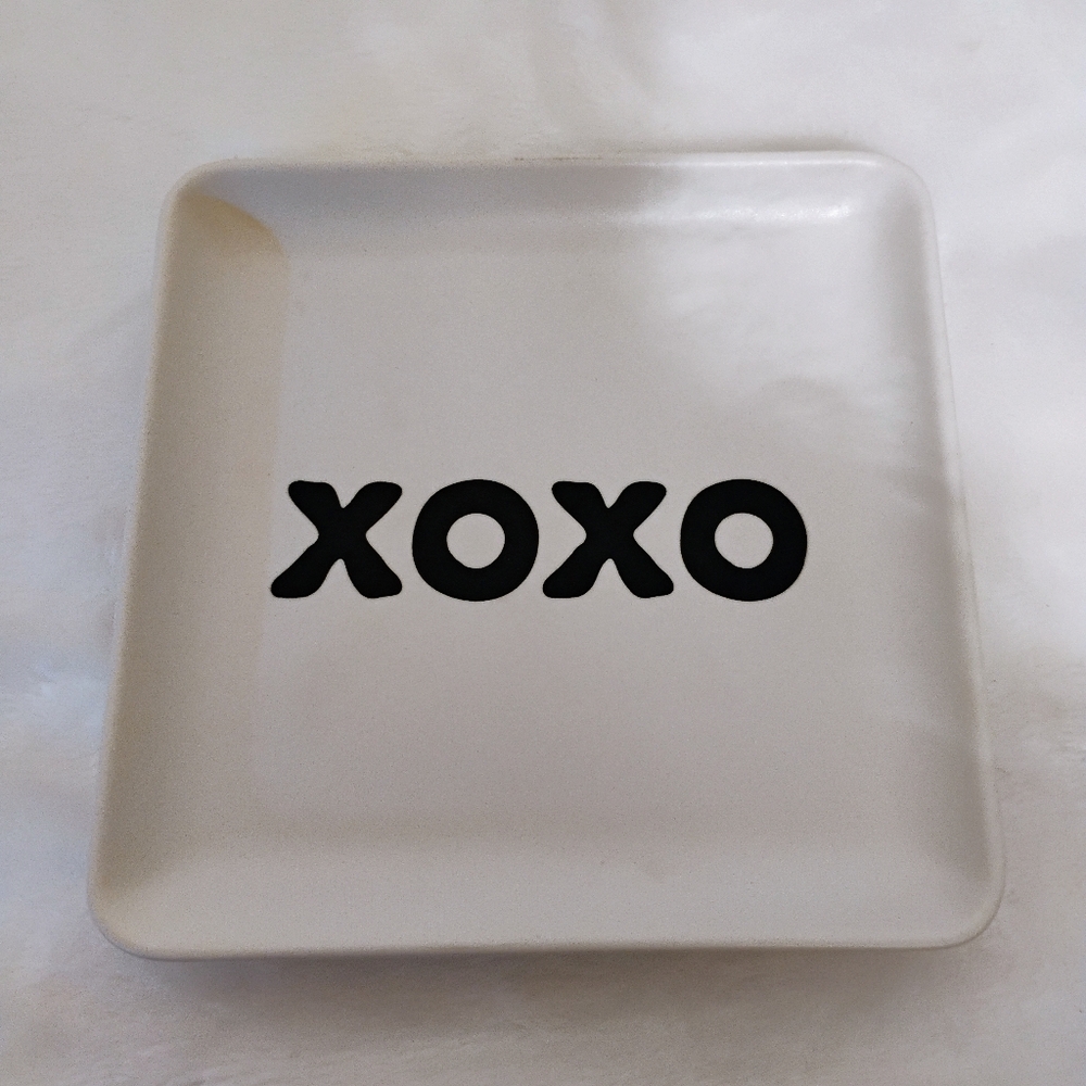 Quotable‎ 5” Inch Ceramic XOXO Trinket Dish Plate White Black Hugs Kisses Decor